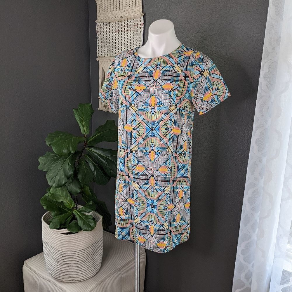 Everly Abstract Patterned Shift Dress - Picture 4 of 9